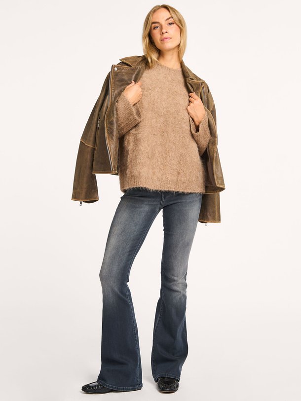 Ontdek de Ami mid waist flared fit jeans van Denham in de kleur donkergrijs bij Orangebag. Op werkdagen voor 21:45 besteld, morgen in huis.