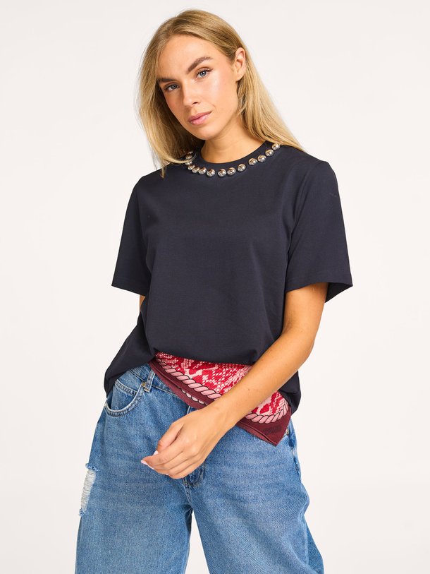 Ontdek de Intenso katoenen T-shirt met applicaties van Essentiel Antwerp in de kleur donkerblauw bij Orangebag. Op werkdagen voor 21:45 besteld, morgen in huis.