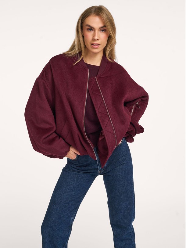 Ontdek de Pearl wolmix bomberjack van Alter Ego in de kleur bordeauxrood bij Orangebag. Op werkdagen voor 21:45 besteld, morgen in huis.
