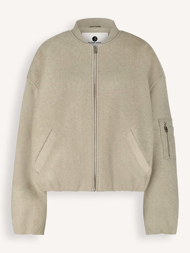 Ontdek de Pearl wolmix bomber jack van Alter Ego in de kleur beige bij Orangebag. Op werkdagen voor 21:45 besteld, morgen in huis.