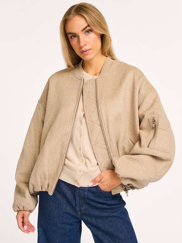Ontdek de Pearl wolmix bomber jack van Alter Ego in de kleur beige bij Orangebag. Op werkdagen voor 21:45 besteld, morgen in huis.