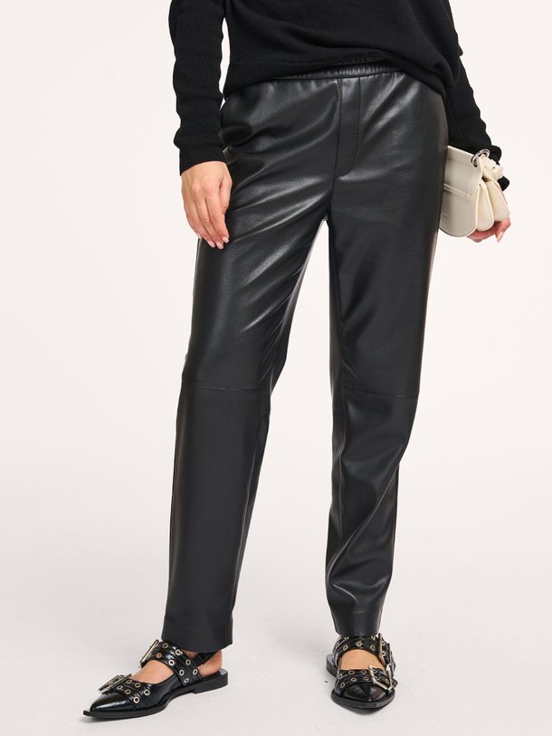 Ontdek de London leatherlook broek van Dante 6 in de kleur zwart bij Orangebag. Op werkdagen voor 21:45 besteld, morgen in huis.