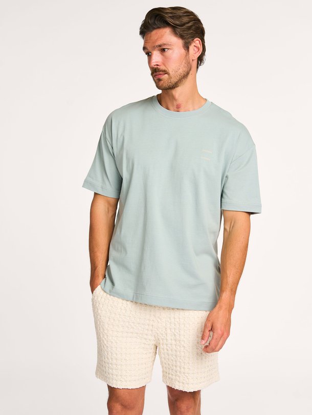 Ontdek de Joel organic cotton logo T-shirt van Samsoe Samsoe in de kleur grijsgroen bij Orangebag. Op werkdagen voor 21:45 besteld, morgen in huis.