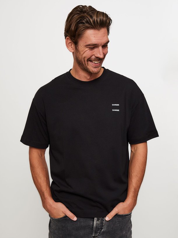 Ontdek de Joel organic cotton T-shirt van Samsoe Samsoe in de kleur zwart bij Orangebag. Op werkdagen voor 21:45 besteld, morgen in huis.