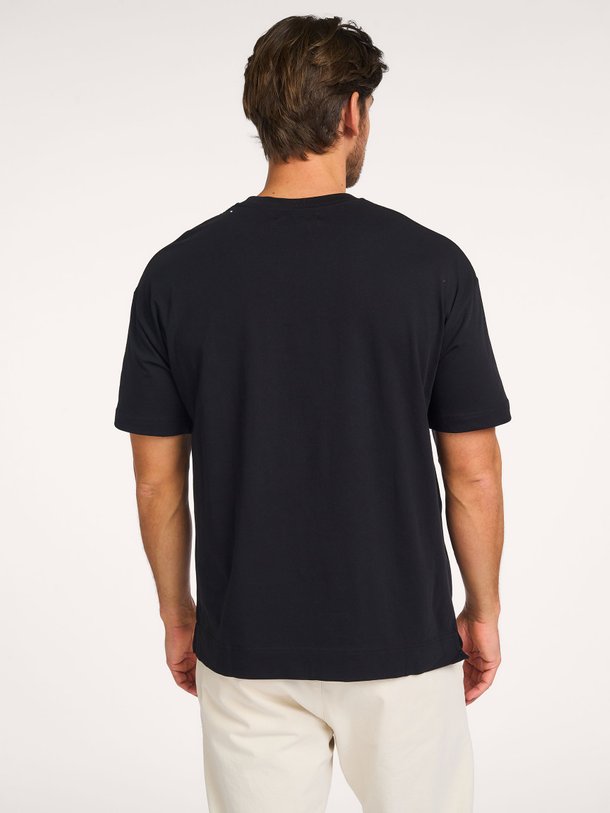 Samsoe Samsoe Joel - Organic Cotton T-Shirt - Zwart Ontdek de Joel organic cotton T-shirt van Samsoe Samsoe in de kleur zwart bij Orangebag. Op werkdagen voor 21:45 besteld, morgen in huis.