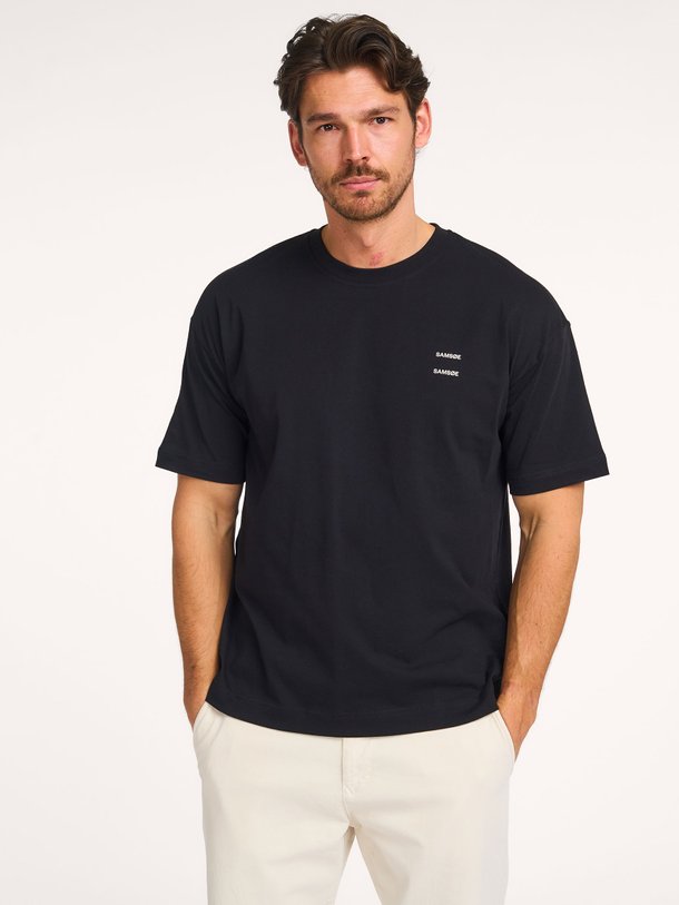 Samsoe Samsoe Joel - Organic Cotton T-Shirt - Zwart Ontdek de Joel organic cotton T-shirt van Samsoe Samsoe in de kleur zwart bij Orangebag. Op werkdagen voor 21:45 besteld, morgen in huis.