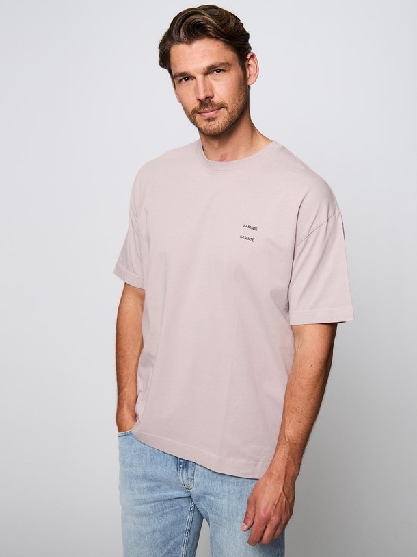 Ontdek de Joel organic cotton T-shirt van Samsoe Samsoe in de kleur mauve bij Orangebag. Op werkdagen voor 21:45 besteld, morgen in huis.