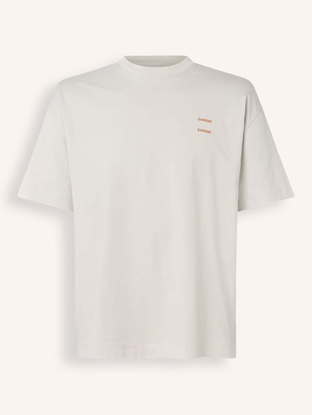 Ontdek de Joel organic cotton logo T-shirt van Samsoe Samsoe in de kleur ecru bij Orangebag. Op werkdagen voor 21:45 besteld, morgen in huis.