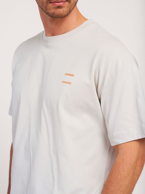 Ontdek de Joel organic cotton logo T-shirt van Samsoe Samsoe in de kleur ecru bij Orangebag. Op werkdagen voor 21:45 besteld, morgen in huis.