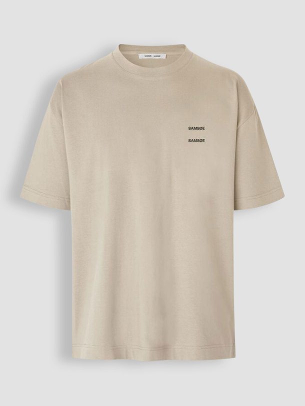 Ontdek de Joel organic cotton T-shirt van Samsoe Samsoe in de kleur zand bij Orangebag. Op werkdagen voor 21:45 besteld, morgen in huis.
