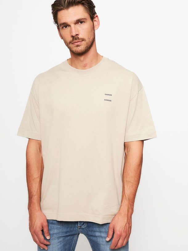 Ontdek de Joel organic cotton T-shirt van Samsoe Samsoe in de kleur zand bij Orangebag. Op werkdagen voor 21:45 besteld, morgen in huis.
