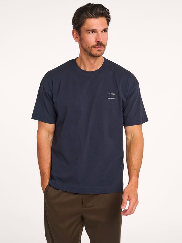 Ontdek de Joel organic cotton T-shirt van Samsoe Samsoe in de kleur donkerblauw bij Orangebag. Op werkdagen voor 21:45 besteld, morgen in huis.