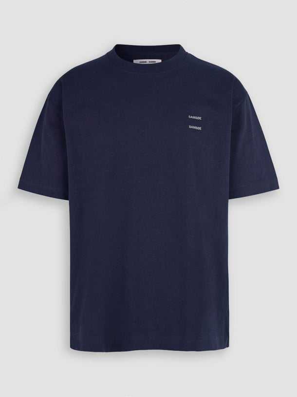 Ontdek de Joel organic cotton T-shirt van Samsoe Samsoe in de kleur donkerblauw bij Orangebag. Op werkdagen voor 21:45 besteld, morgen in huis.