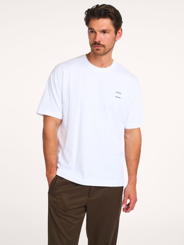 Ontdek de Joel organic cotton logo T-shirt van Samsoe Samsoe in de kleur wit bij Orangebag. Op werkdagen voor 21:45 besteld, morgen in huis.