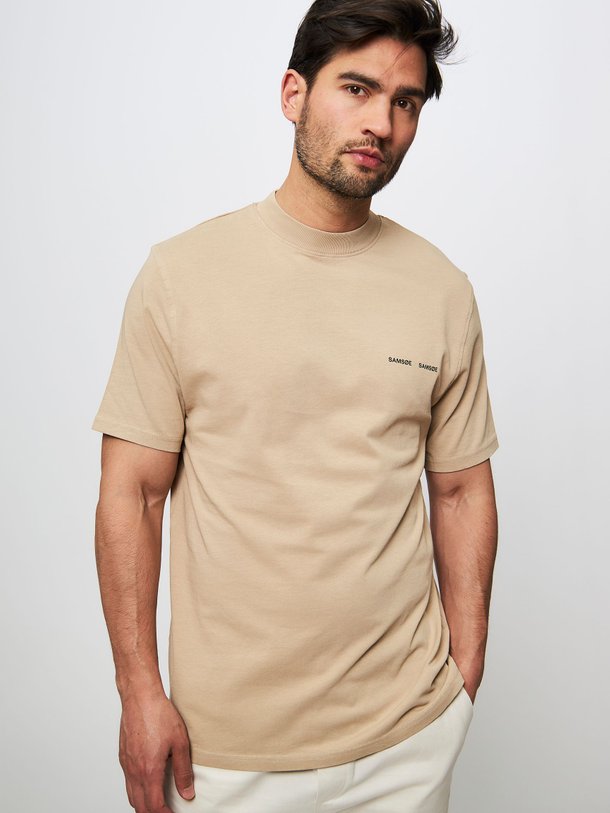 Ontdek de Norsbro organic cotton T-shirt van Samsoe Samsoe in de kleur zand bij Orangebag. Op werkdagen voor 21:45 besteld, morgen in huis.
