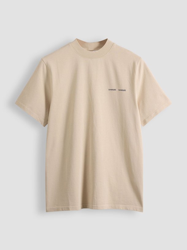 Samsoe Samsoe Norsbro - Organic Cotton T-Shirt - Zand Ontdek de Norsbro organic cotton T-shirt van Samsoe Samsoe in de kleur zand bij Orangebag. Op werkdagen voor 21:45 besteld, morgen in huis.