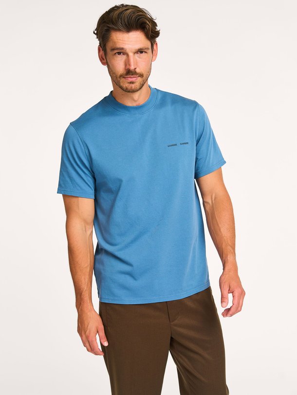 Ontdek de Norsbro organic cotton logo T-shirt van Samsoe Samsoe in de kleur blauw bij Orangebag. Op werkdagen voor 21:45 besteld, morgen in huis.