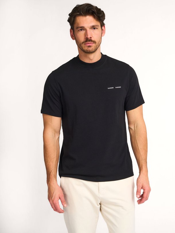 Ontdek de Norsbro katoenen T-shirt van Samsoe Samsoe in de kleur zwart bij Orangebag. Op werkdagen voor 21:45 besteld, morgen in huis.