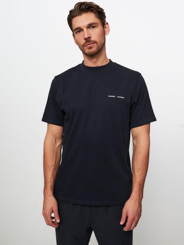 Ontdek de Norsbo organic cotton T-shirt met print van Samsoe Samsoe in de kleur donkerblauw bij Orangebag. Op werkdagen voor 21:45 besteld, morgen in huis.
