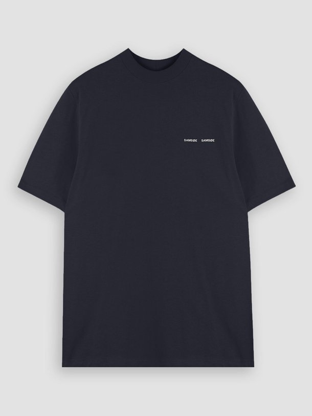 Samsoe Samsoe Norsbo - Organic Cotton T-Shirt Met Print - Donkerblauw Ontdek de Norsbo organic cotton T-shirt met print van Samsoe Samsoe in de kleur donkerblauw bij Orangebag. Op werkdagen voor 21:45 besteld, morgen in huis.