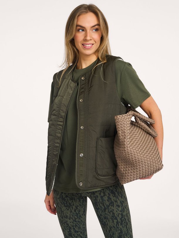 Ontdek de Audrea geweven reversible teddy gilet van Varley in de kleur kaki bij Orangebag. Op werkdagen voor 21:45 besteld, morgen in huis.