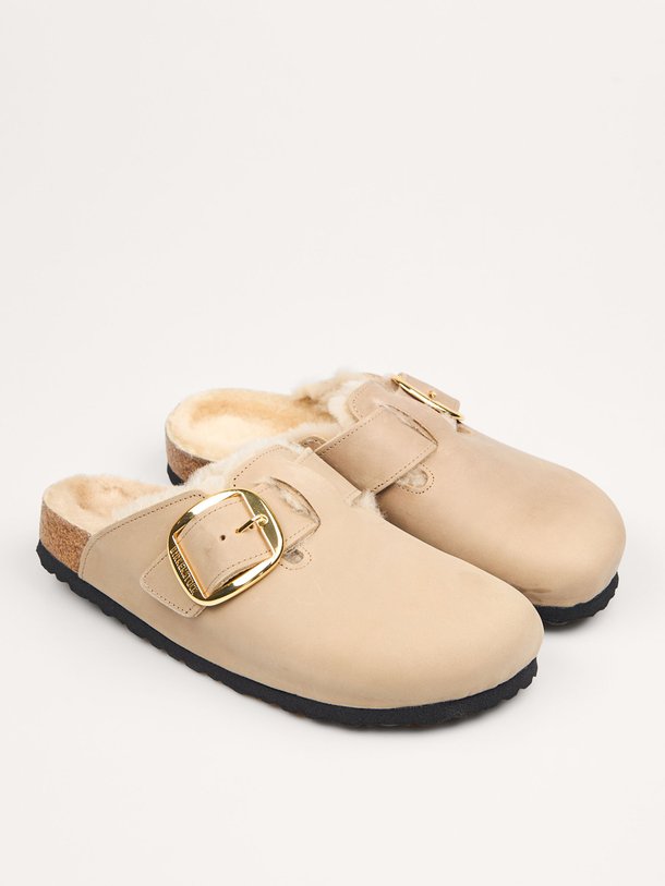Ontdek de Boston lederen big buckle slippers van Birkenstock in de kleur zand bij Orangebag. Op werkdagen voor 21:45 besteld, morgen in huis.