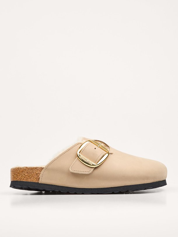 Ontdek de Boston lederen big buckle slippers van Birkenstock in de kleur zand bij Orangebag. Op werkdagen voor 21:45 besteld, morgen in huis.