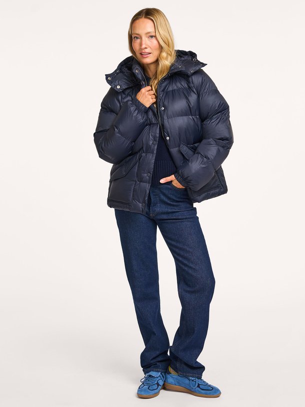 Ontdek de Sahanay geweven gewatteerde jas van Samsoe Samsoe in de kleur donkerblauw bij Orangebag. Op werkdagen voor 21:45 besteld, morgen in huis.