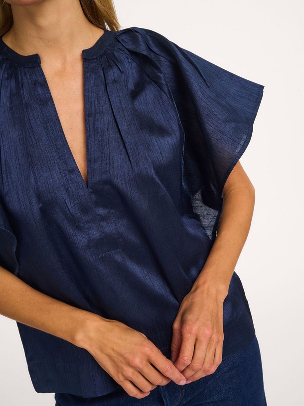 Ontdek de Vina geweven top van By-Bar in de kleur donkerblauw bij Orangebag. Op werkdagen voor 21:45 besteld, morgen in huis.