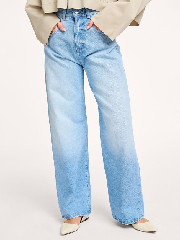 Ontdek de Poppy high waist loose fit non-stretch jeans van Icon Denim in de kleur lichtblauw bij Orangebag. Op werkdagen voor 21:45 besteld, morgen in huis.