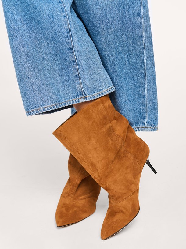 Ontdek de Low Loly suède lage laarzen van Iro in de kleur camel bij Orangebag. Op werkdagen voor 21:45 besteld, morgen in huis.