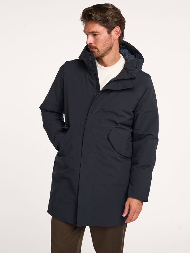 Ontdek de Hjalmar technische gewatteerde parka van Elvine in de kleur donkerblauw bij Orangebag. Op werkdagen voor 21:45 besteld, morgen in huis.