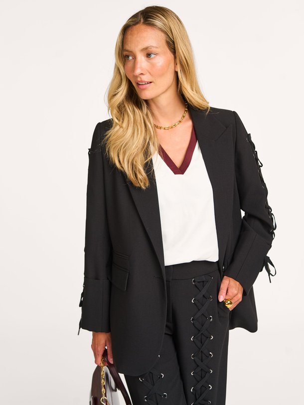 Ontdek de Vola viscosemix blazer van Co'Couture in de kleur zwart bij Orangebag. Op werkdagen voor 21:45 besteld, morgen in huis.