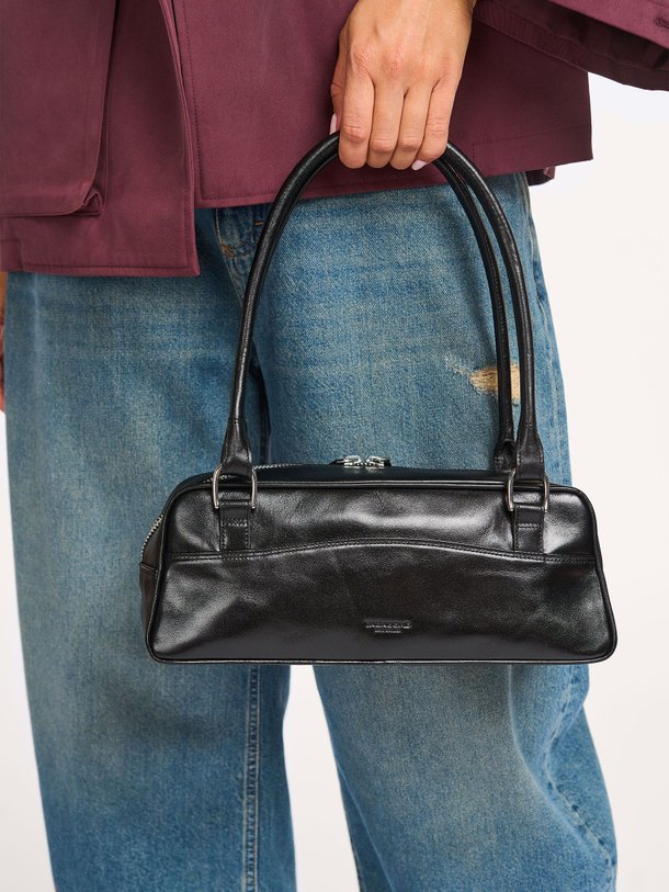 Ontdek de Nomi mini lederen schoudertas van Vagabond Shoemakers in de kleur zwart bij Orangebag. Op werkdagen voor 21:45 besteld, morgen in huis.