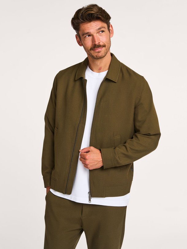 Ontdek de Como viscosemix jack van Les Deux in de kleur olijfgroen bij Orangebag. Op werkdagen voor 21:45 besteld, morgen in huis.