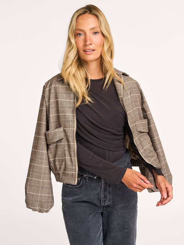 Ontdek de Camilla modalmix top van Co'Couture in de kleur antraciet bij Orangebag. Op werkdagen voor 21:45 besteld, morgen in huis.