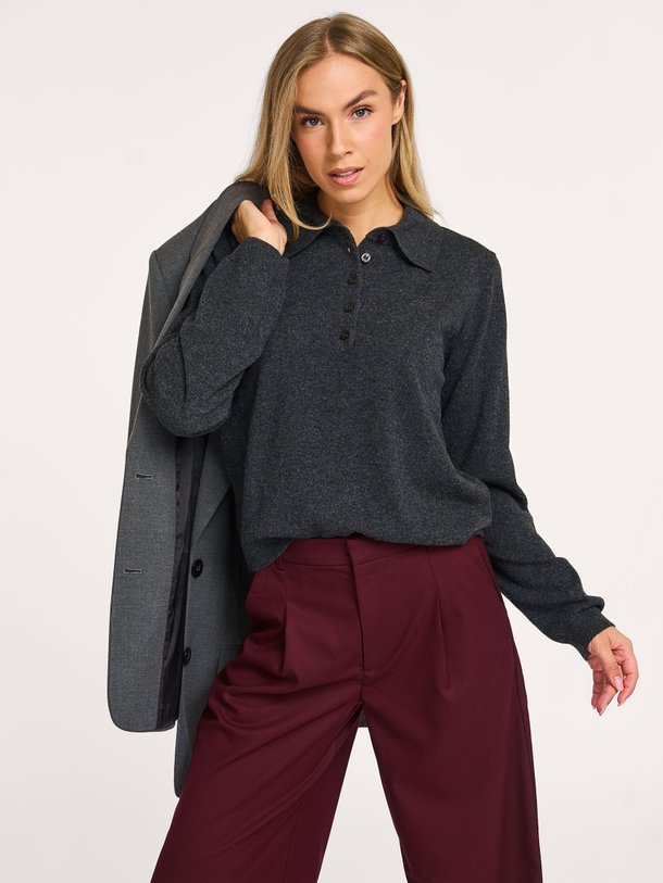 Ontdek de Manzi wollen polo trui van Gestuz in de kleur antraciet bij Orangebag. Op werkdagen voor 21:45 besteld, morgen in huis.