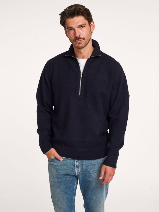 Ontdek de Kouper wollen trui van Drykorn in de kleur donkerblauw bij Orangebag. Op werkdagen voor 21:45 besteld, morgen in huis.