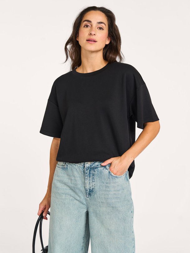 Ontdek de Helle modalmix T-shirt van My Essential Wardrobe in de kleur zwart bij Orangebag. Op werkdagen voor 21:45 besteld, morgen in huis.