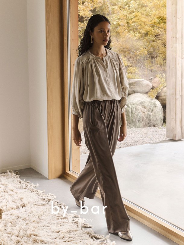 Ontdek de Benji viscosemix gemêleerde wide leg broek van By-Bar in de kleur bruin bij Orangebag. Op werkdagen voor 21:45 besteld, morgen in huis.