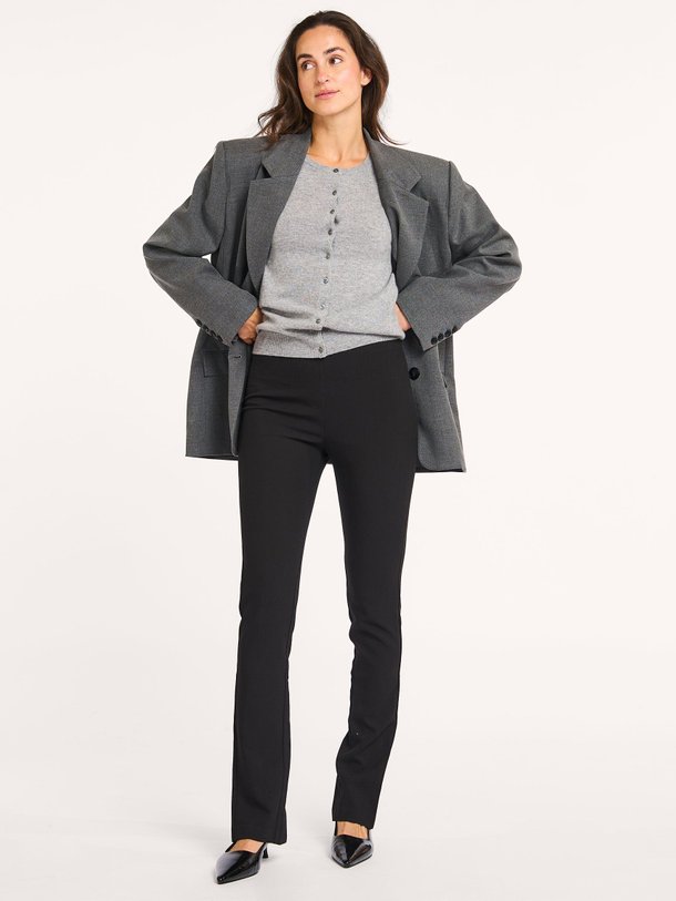 Ontdek de Slender viscosemix broek van Iben in de kleur zwart bij Orangebag. Op werkdagen voor 21:45 besteld, morgen in huis.