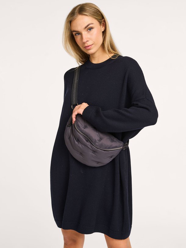 Ontdek de Senisa merino wollen jurk van Bellerose in de kleur donkerblauw bij Orangebag. Op werkdagen voor 21:45 besteld, morgen in huis.