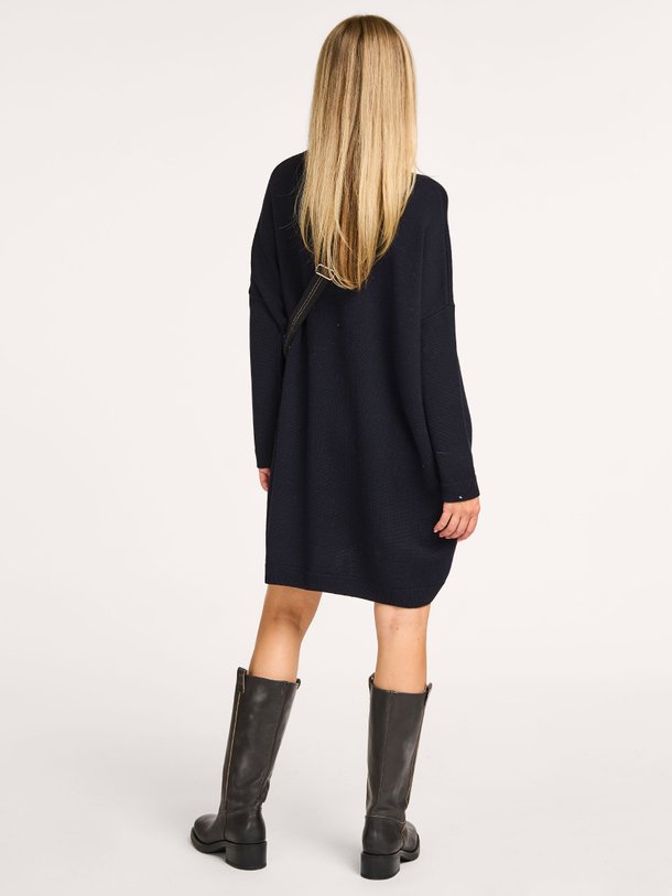 Ontdek de Senisa merino wollen jurk van Bellerose in de kleur donkerblauw bij Orangebag. Op werkdagen voor 21:45 besteld, morgen in huis.
