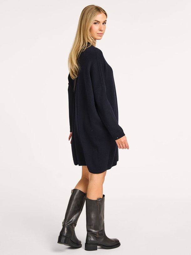 Ontdek de Senisa merino wollen jurk van Bellerose in de kleur donkerblauw bij Orangebag. Op werkdagen voor 21:45 besteld, morgen in huis.