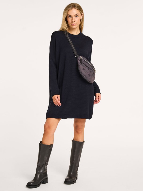 Ontdek de Senisa merino wollen jurk van Bellerose in de kleur donkerblauw bij Orangebag. Op werkdagen voor 21:45 besteld, morgen in huis.