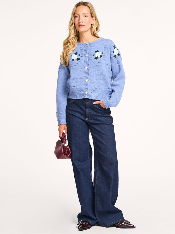 Ontdek de Gracelynn wolmix vest van Lollys Laundry in de kleur blauw bij Orangebag. Op werkdagen voor 21:45 besteld, morgen in huis.