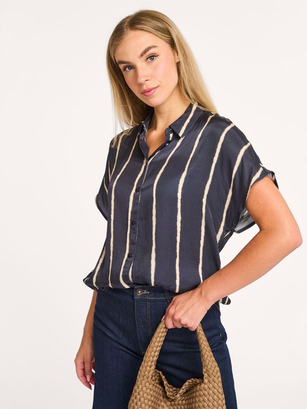 Ontdek de Karly viscose gestreepte blouse van By-Bar in de kleur donkerblauw bij Orangebag. Op werkdagen voor 21:45 besteld, morgen in huis.