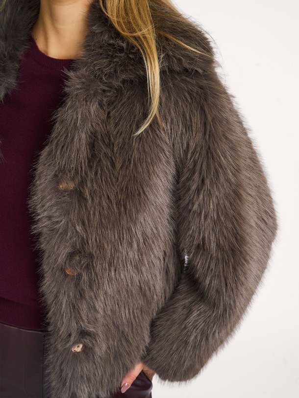 Co'Couture Kita - Faux Fur Jack - Bruingrijs Ontdek de Kita faux fur jack van Co'Couture in de kleur bruingrijs bij Orangebag. Op werkdagen voor 21:45 besteld, morgen in huis.