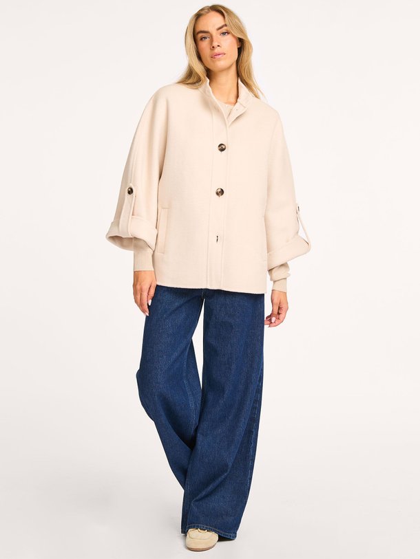 Ontdek de Vajen wolmix mantel van Alter Ego in de kleur crème bij Orangebag. Op werkdagen voor 21:45 besteld, morgen in huis.