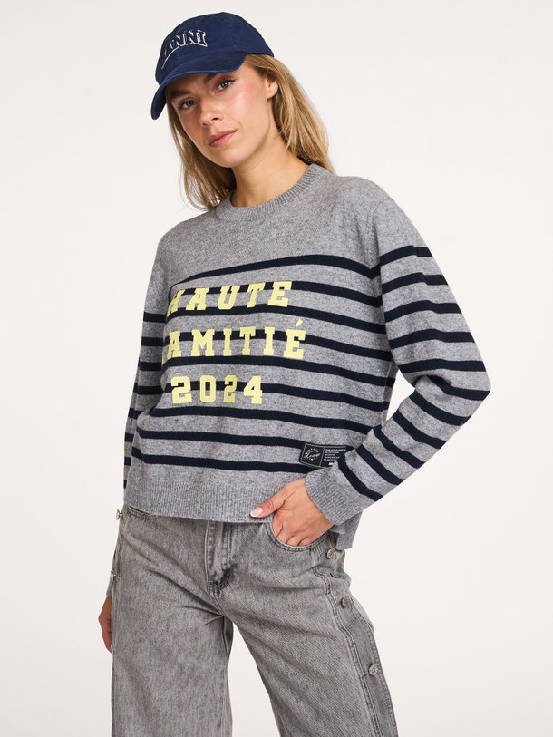 Ontdek de Cash wol/cashmeremix gestreepte logo trui van Haute L'Amitié in de kleur grijs bij Orangebag. Op werkdagen voor 21:45 besteld, morgen in huis.